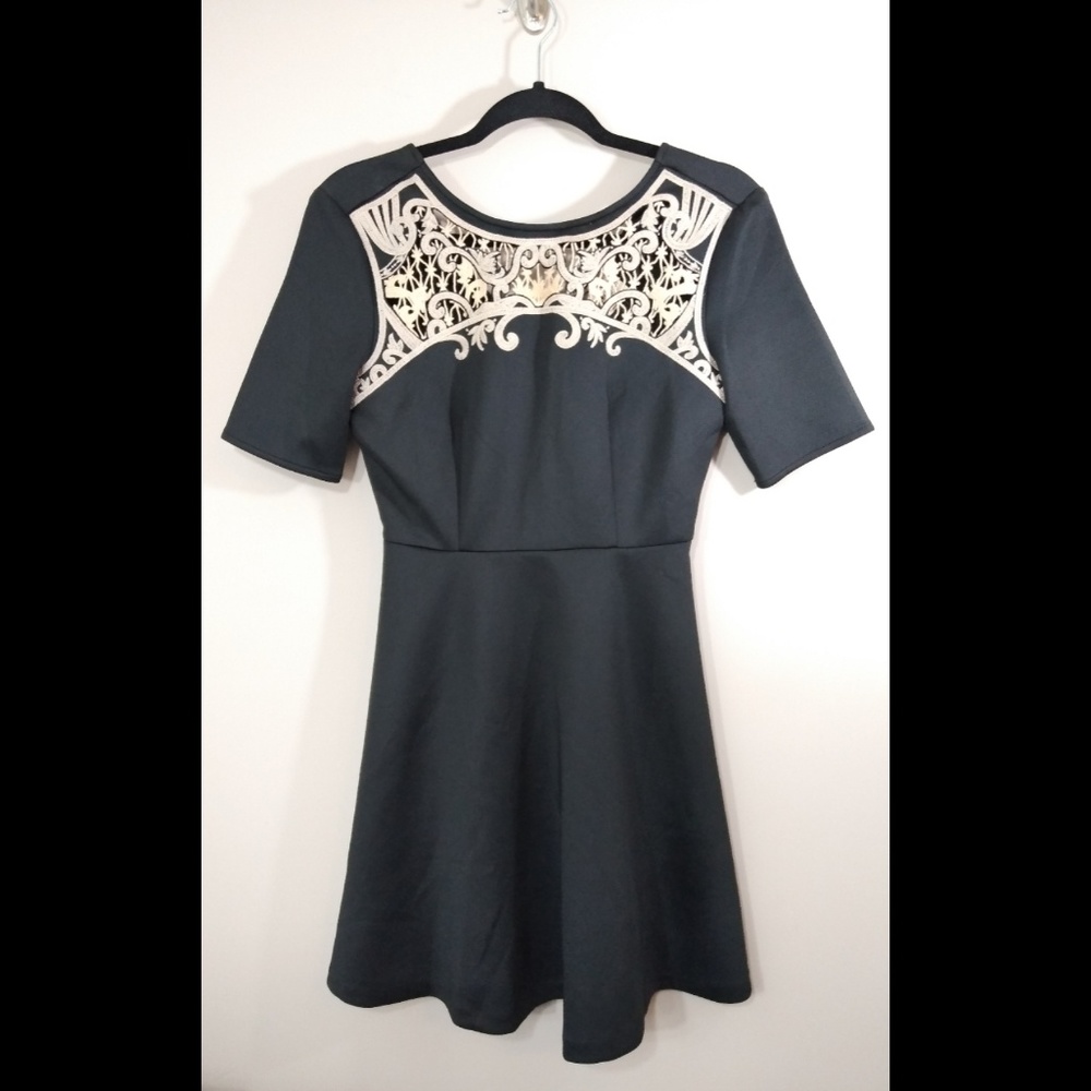 Deja Vu Black Dress w/tan lace accents Size Small
